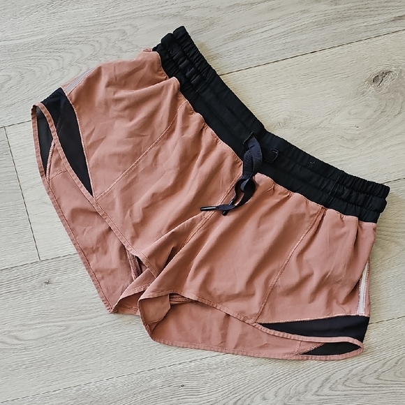Lululemon Hotty Hot Short (2 1/2"), Size 8 - Picture 2 of 16